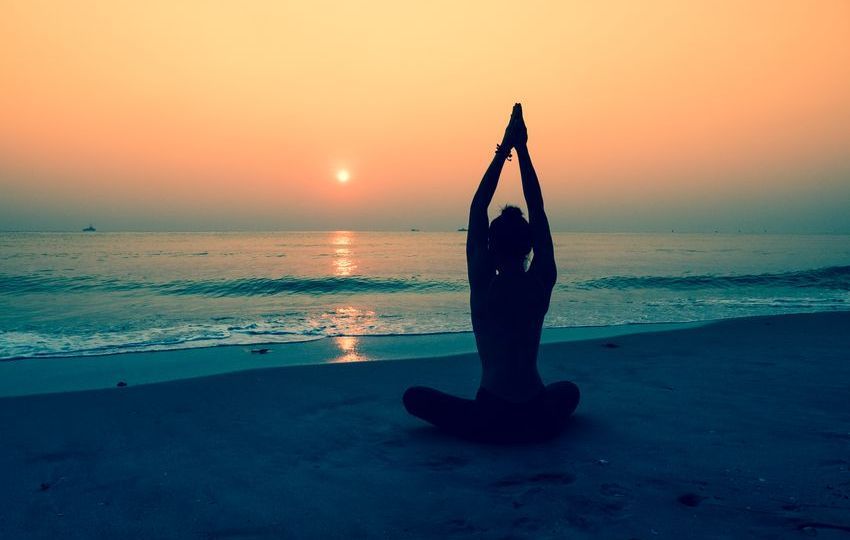 Chica haciendo yoga