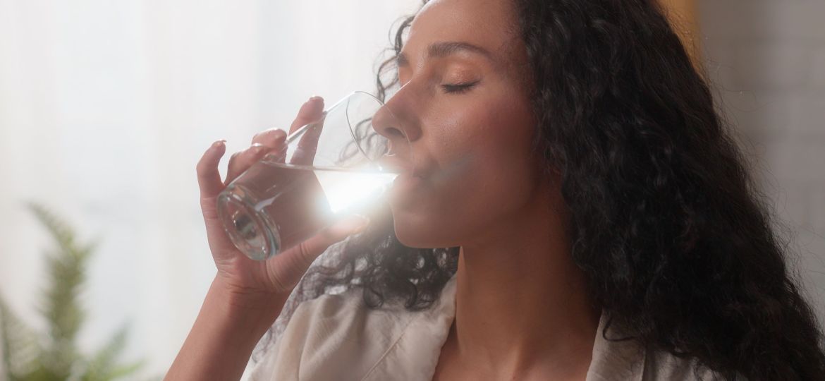 Beber agua fría tiene multitud de beneficios