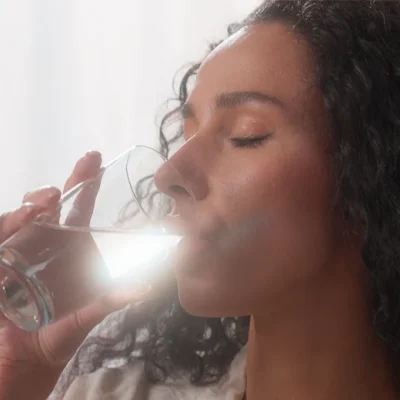 Beber agua fría tiene multitud de beneficios