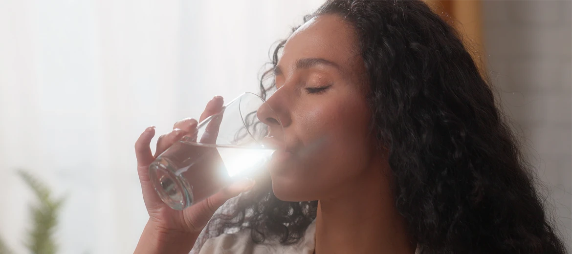Beber agua fría tiene multitud de beneficios